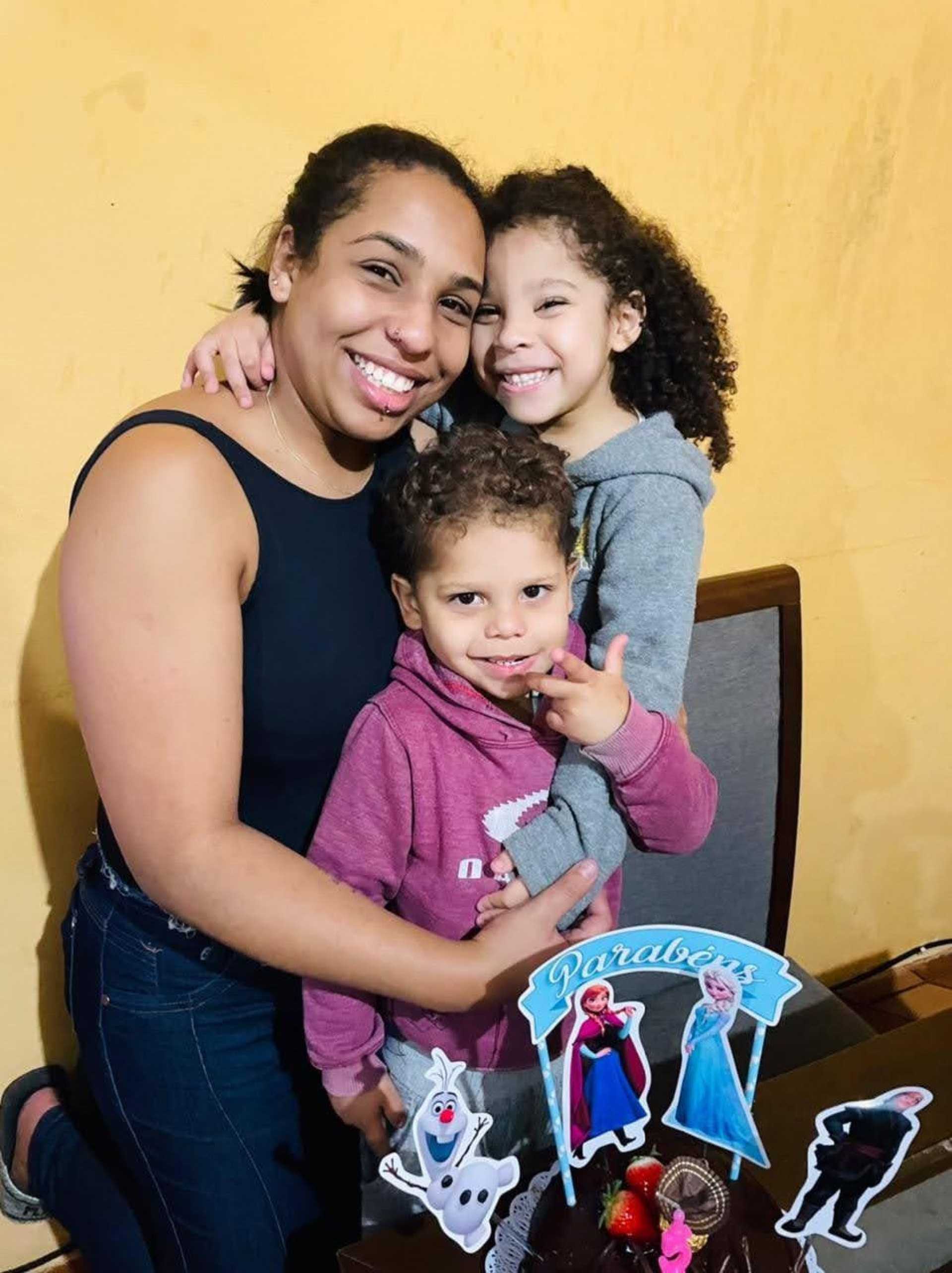 Família comemorando os 5 anos da Brenda - Divulgação