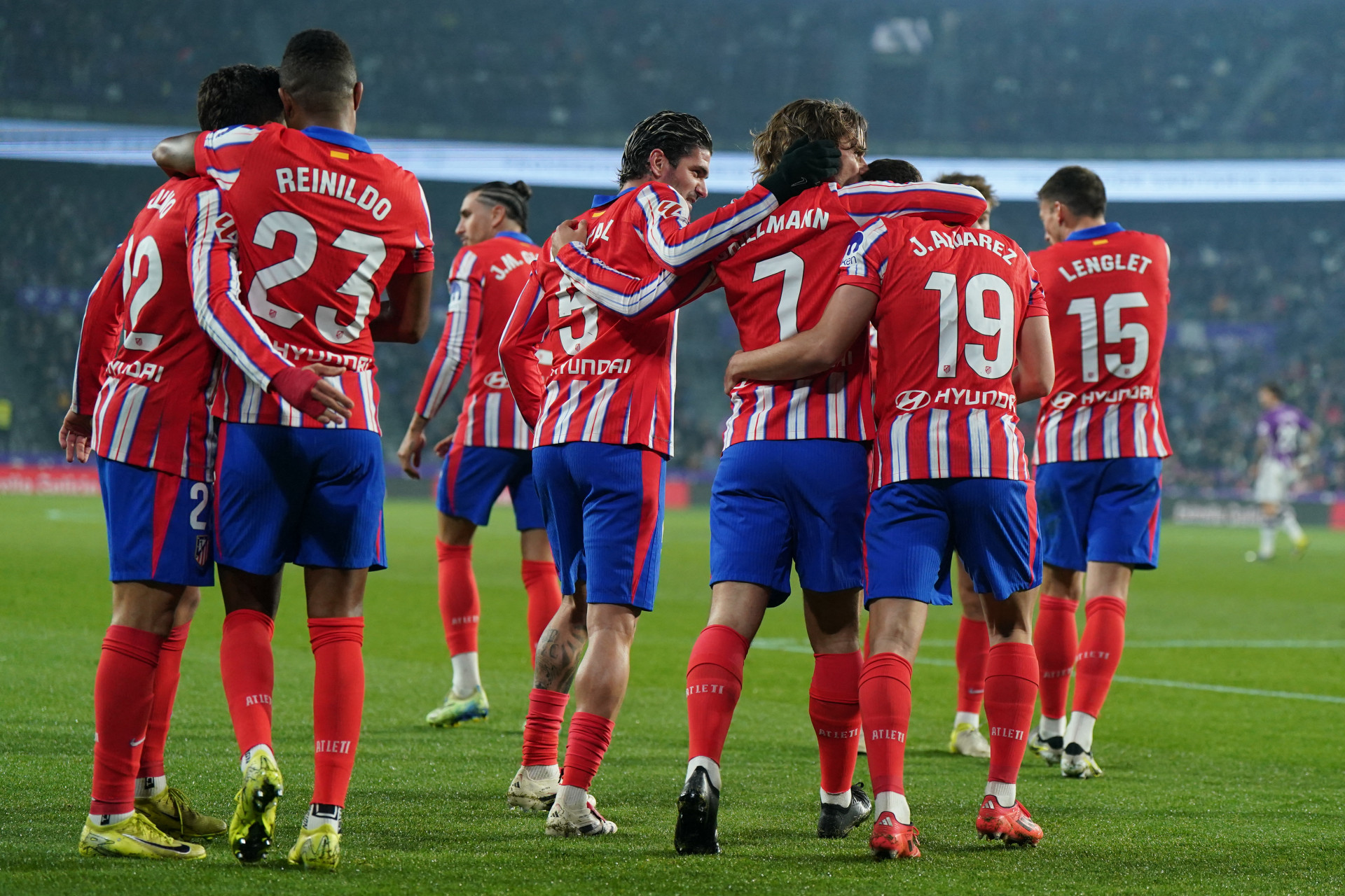 Jogadores do Atl&eacute;tico de Madrid em jogo do Campeonato Espanhol - Cesar Manso / AFP