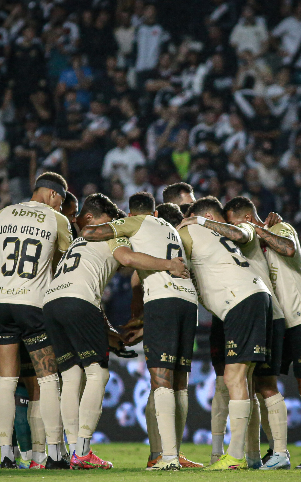 Jogadores do Vasco não conseguiram vaga para a Libertadores, mas a da Copa Sul-Americana foi celebrada - Matheus Lima/Vasco