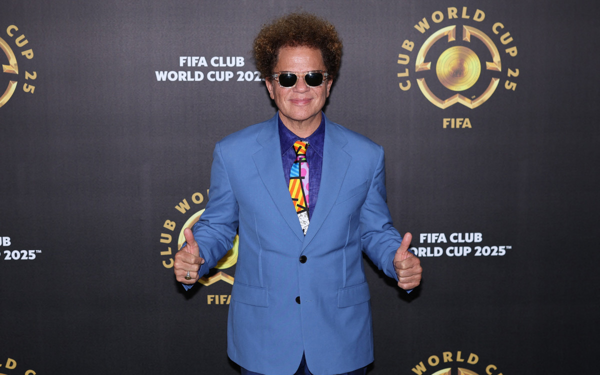 Romero Britto posa para foto antes do sorteio do Mundial