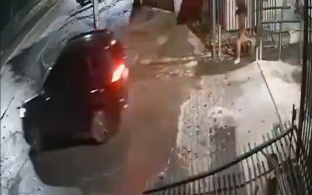 Criminosos derrubaram o portão de entrada do condomínio utilizando o veículo roubado do policial civil