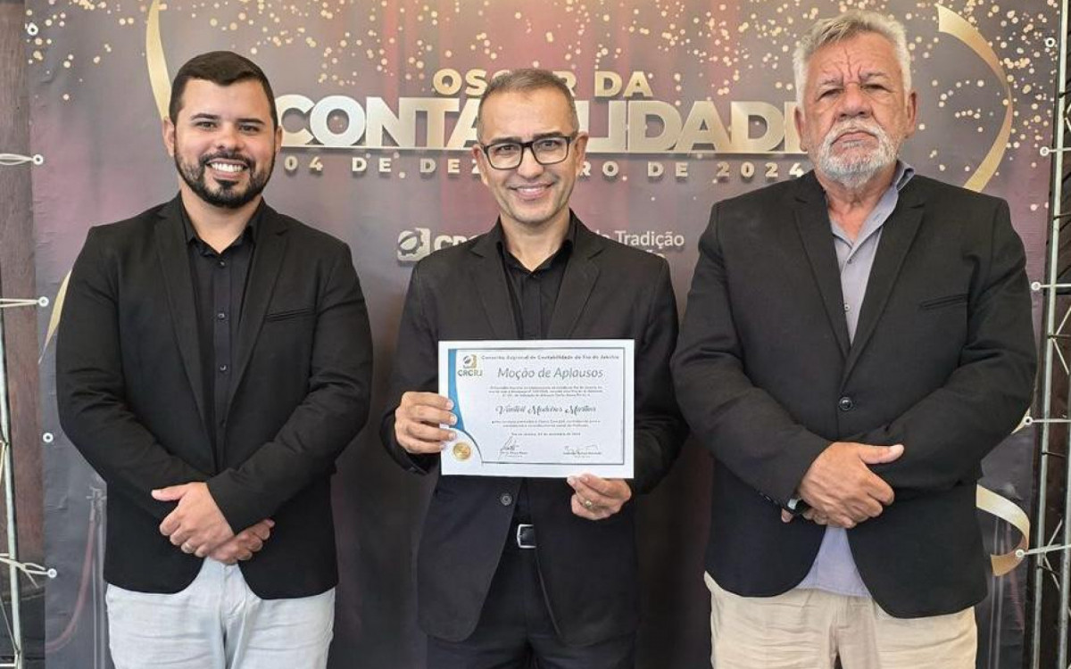 Prefeito Vantoil Martins entre secretário de Desenvolvimento Econômico e Urbano, Wallace Martins, e o secretário de Planejamento, Eron Bezerra - Reprodução