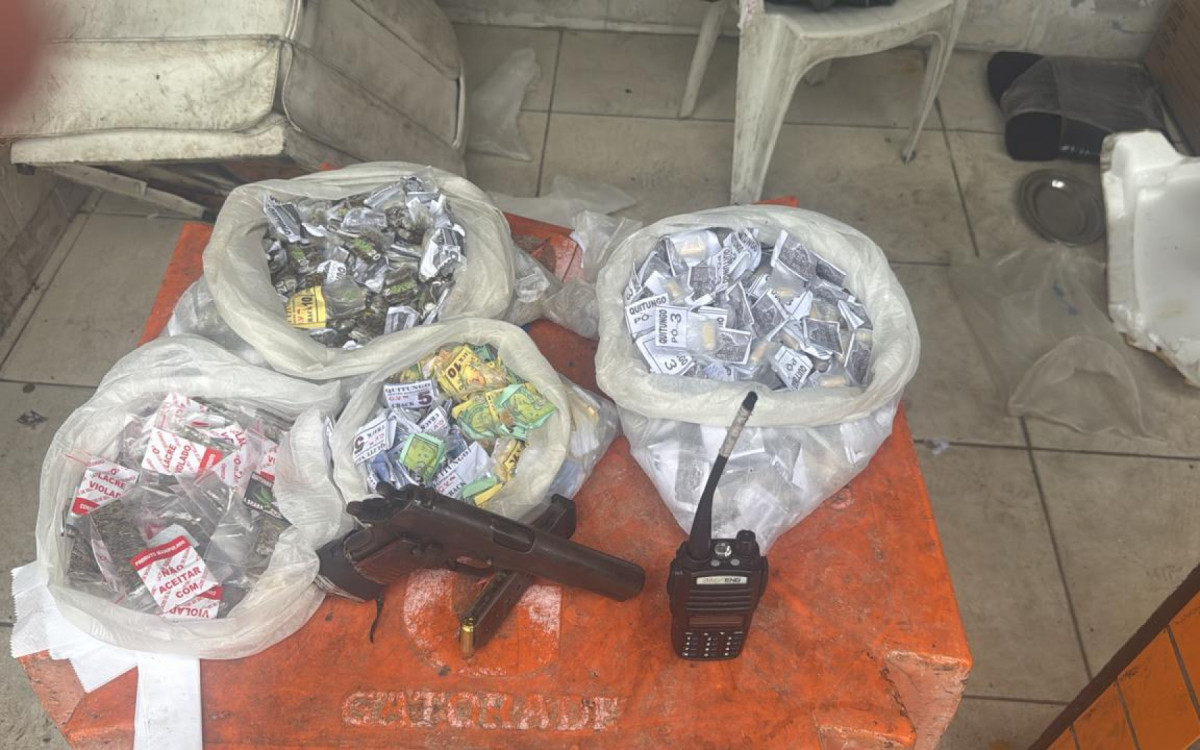 PMs prenderam suspeitos em flagrante e apreenderam arma, drogas e radiotransmissor