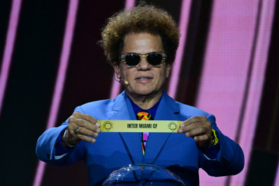 Presença de Romero Britto no sorteio do Mundial surpreende internautas