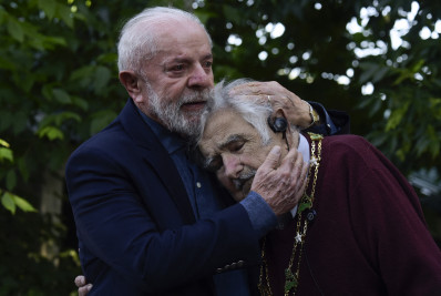 Lula condecora Mujica com maior honraria brasileira