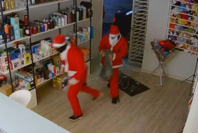 Vídeo: criminosos vestidos de 'Papai Noel' invadem e furtam loja de eletrônicos