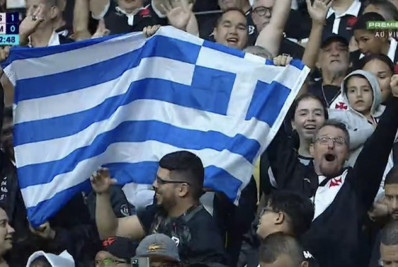 Torcedor leva bandeira da Grécia em jogo do Vasco após interesse de magnata