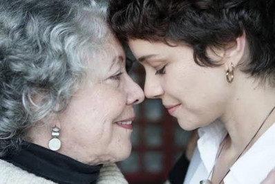 Em declaração de aniversário, Leandra Leal conta que a mãe, Ângela Leal, está internada