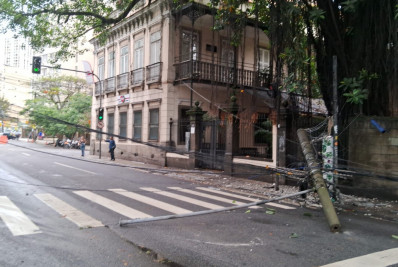 Ônibus derruba poste na Rua das Laranjeiras e complica trânsito na região