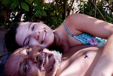 Chico César posa agarradinho com a namorada, Larissa Furtado: 'Vida boa'