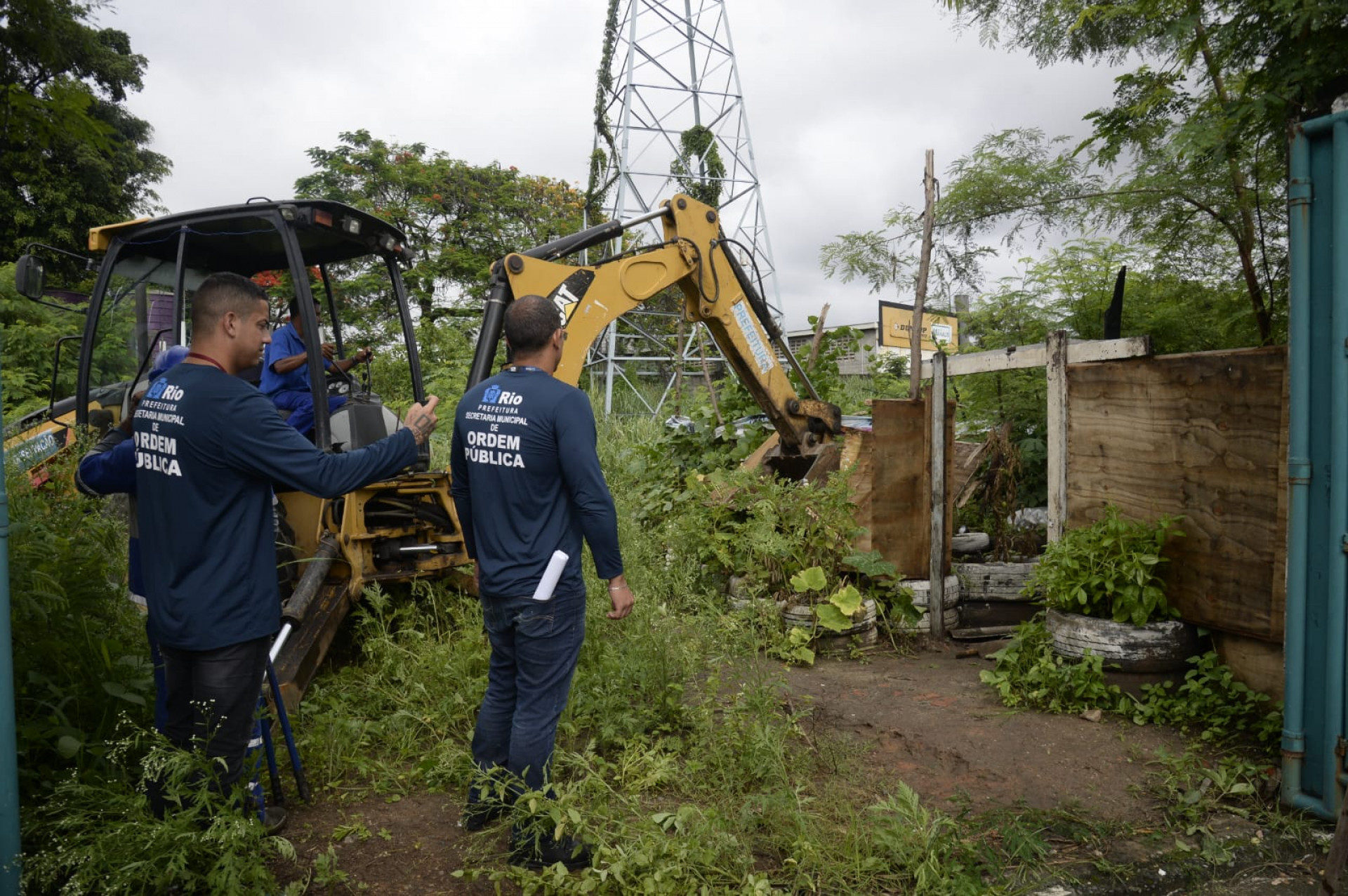 Estruturas foram erguidas na faixa de proteção do Rio dos Cachorros II - Divulgação / Seop