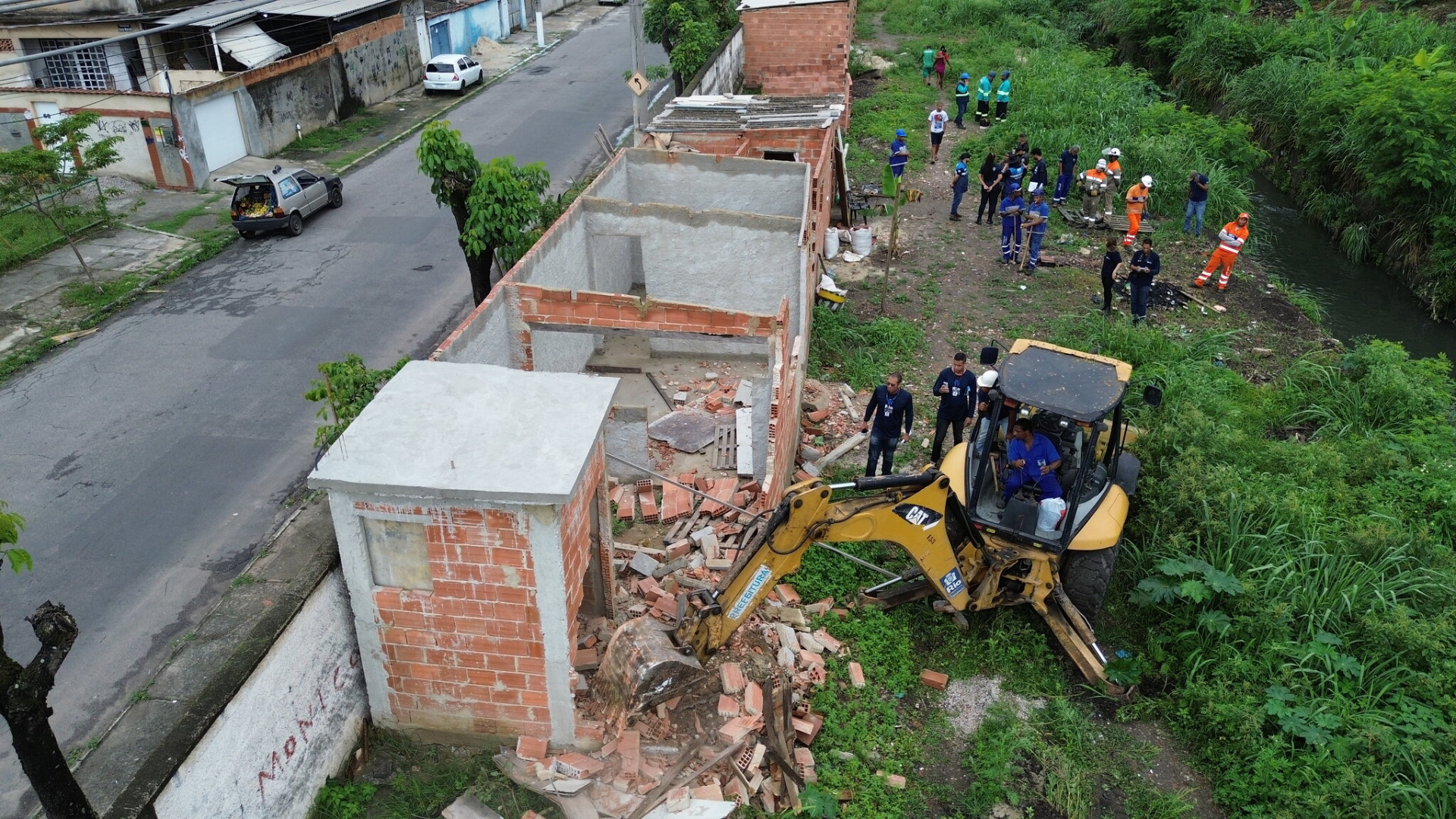 Construções irregulares em Irajá, na Estrada do Portinho, estão sendo demolidas - Divulgação / Seop