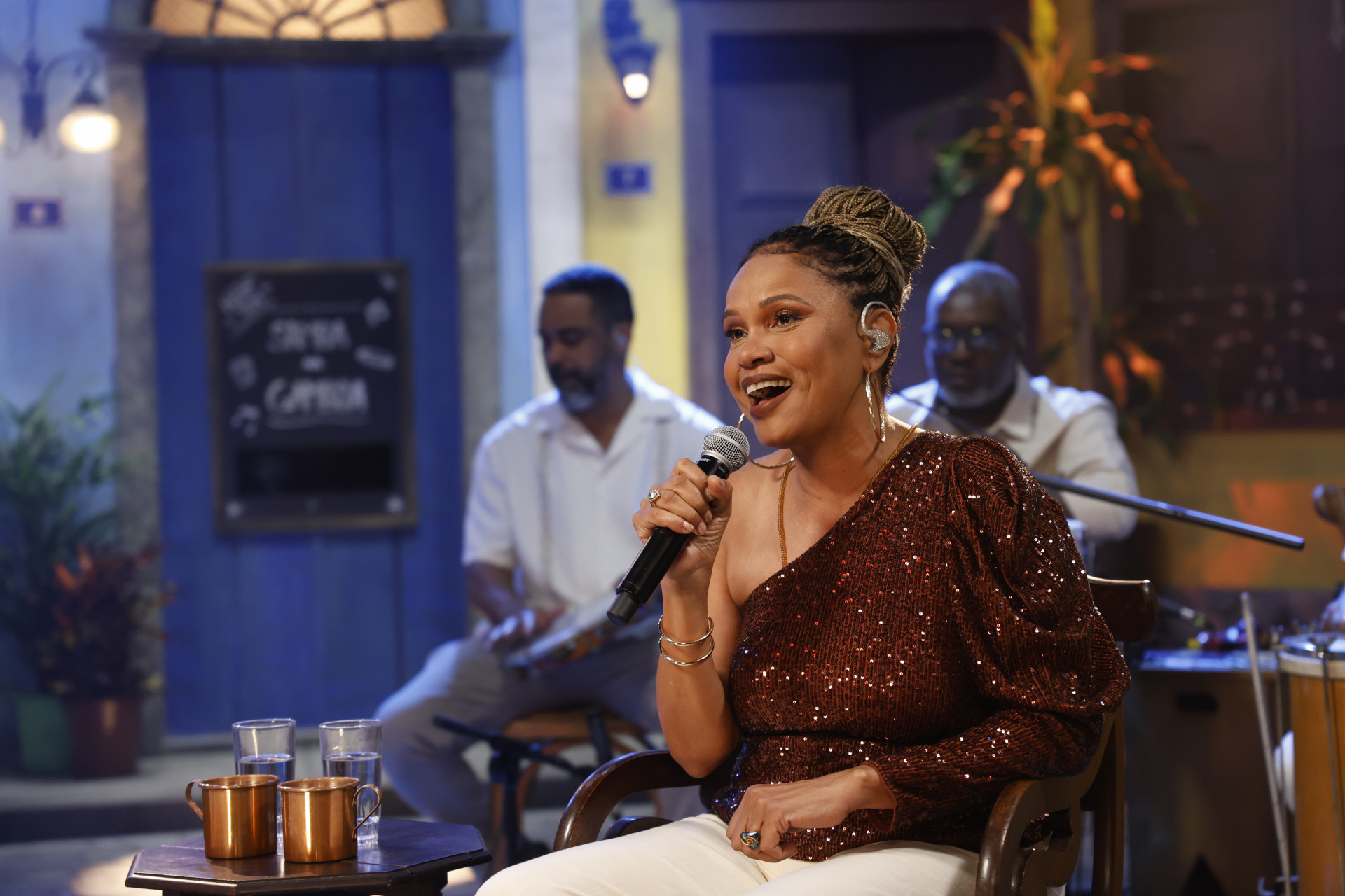 Gravação do programa Samba na Gamboa, da TV Brasil, apresentado por Teresa Cristina, com o cantor Xande de Pilares - Fernando Frazão/Agência Brasil