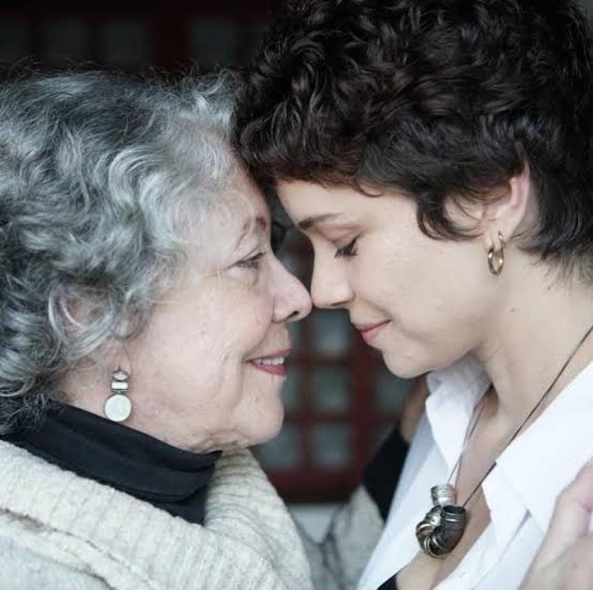 Em declaração de aniversário, Leandra Leal conta que a mãe, Ângela Leal, está internada - Reprodução / Instagram