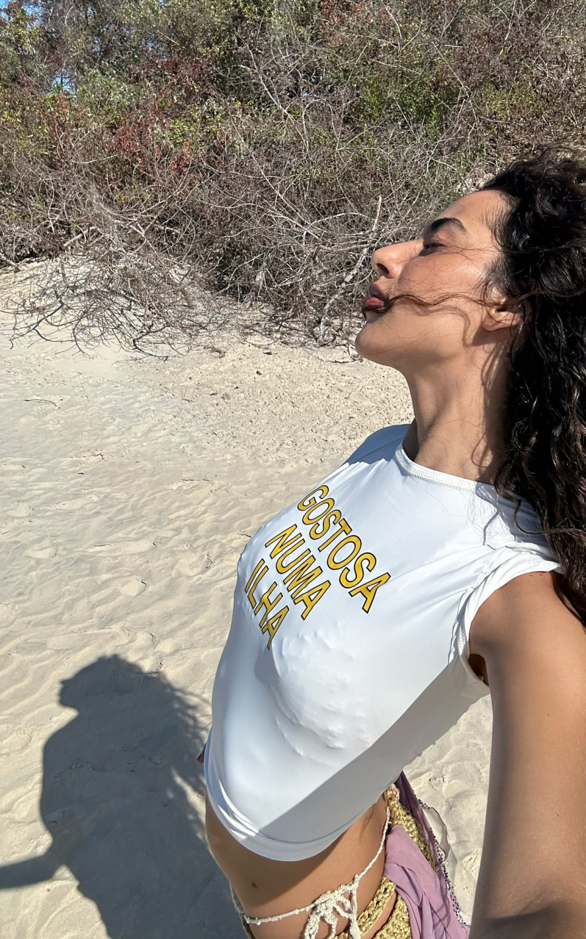 Marina Sena com camiseta com dizeres: 'Gostosa numa ilha' - Reprodução/Instagram