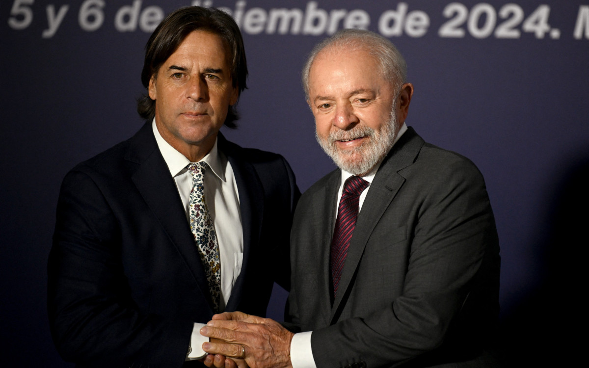 Presidente do Uruguai, Luis Lacalle Pou, ao lado de Lula - Eitan Abramovich / AFP