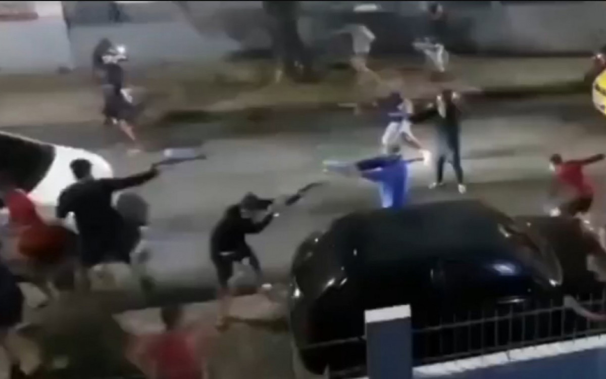 \'Guerra\' com armas de gel em rua perto da comunidade do Quintungo