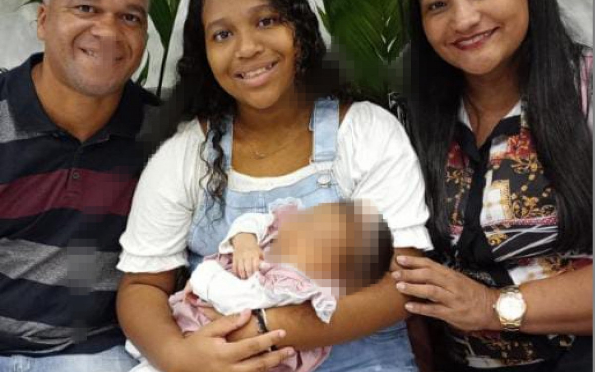 Kamila Vitoria Aparecida de Sousa Silva ao lado dos pais e da irmã mais nova