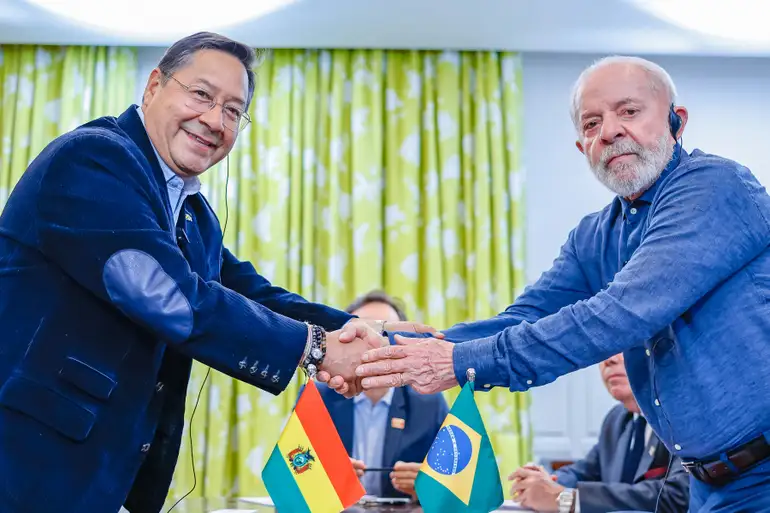 Lula e presidente da Bolívia discutem cooperação em gás e energia durante encontro no Uruguai
