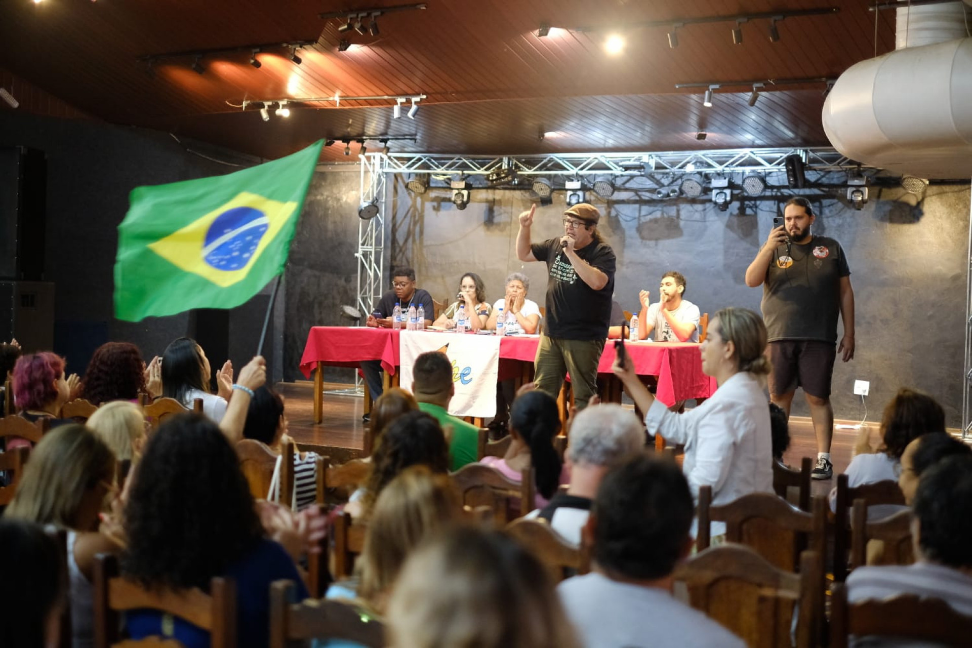 Professores encerraram greve em assembleia realizada no Club Municipal, na Tijuca - Pedro Teixeira / Agência O Dia