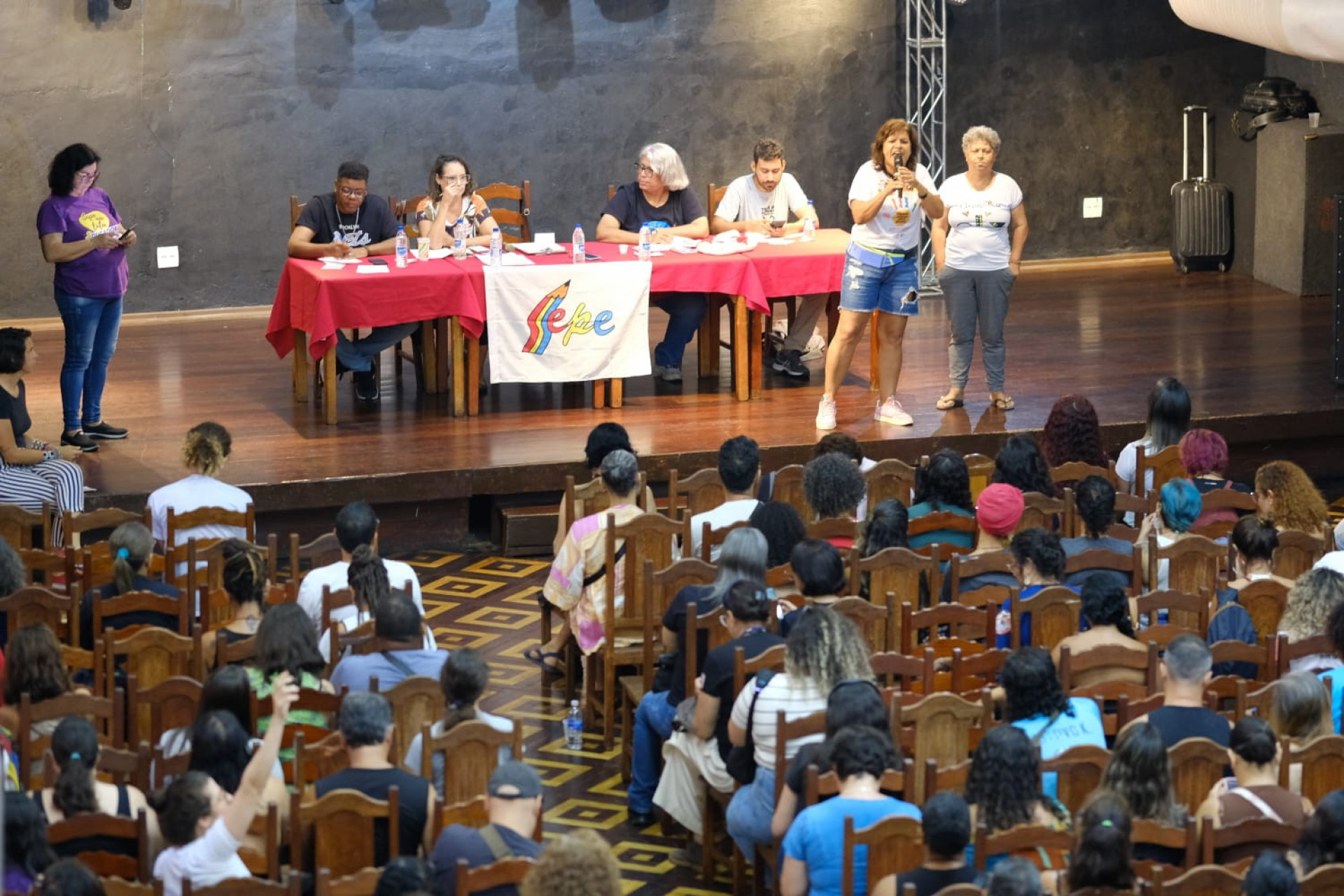 Professores encerraram greve em assembleia realizada no Club Municipal, na Tijuca - Pedro Teixeira / Agência O Dia