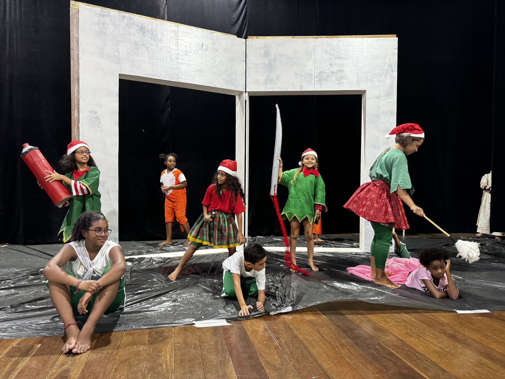 Os atores ensaiam e cuidam do palco - Divulgação / Solar Meninos de Luz