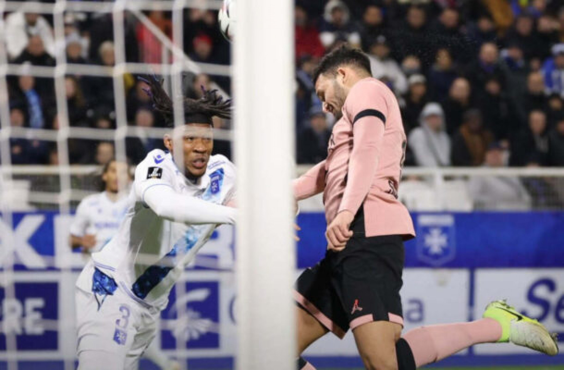 Auxerre, com atuação incrível do goleiro, segura o líder PSG