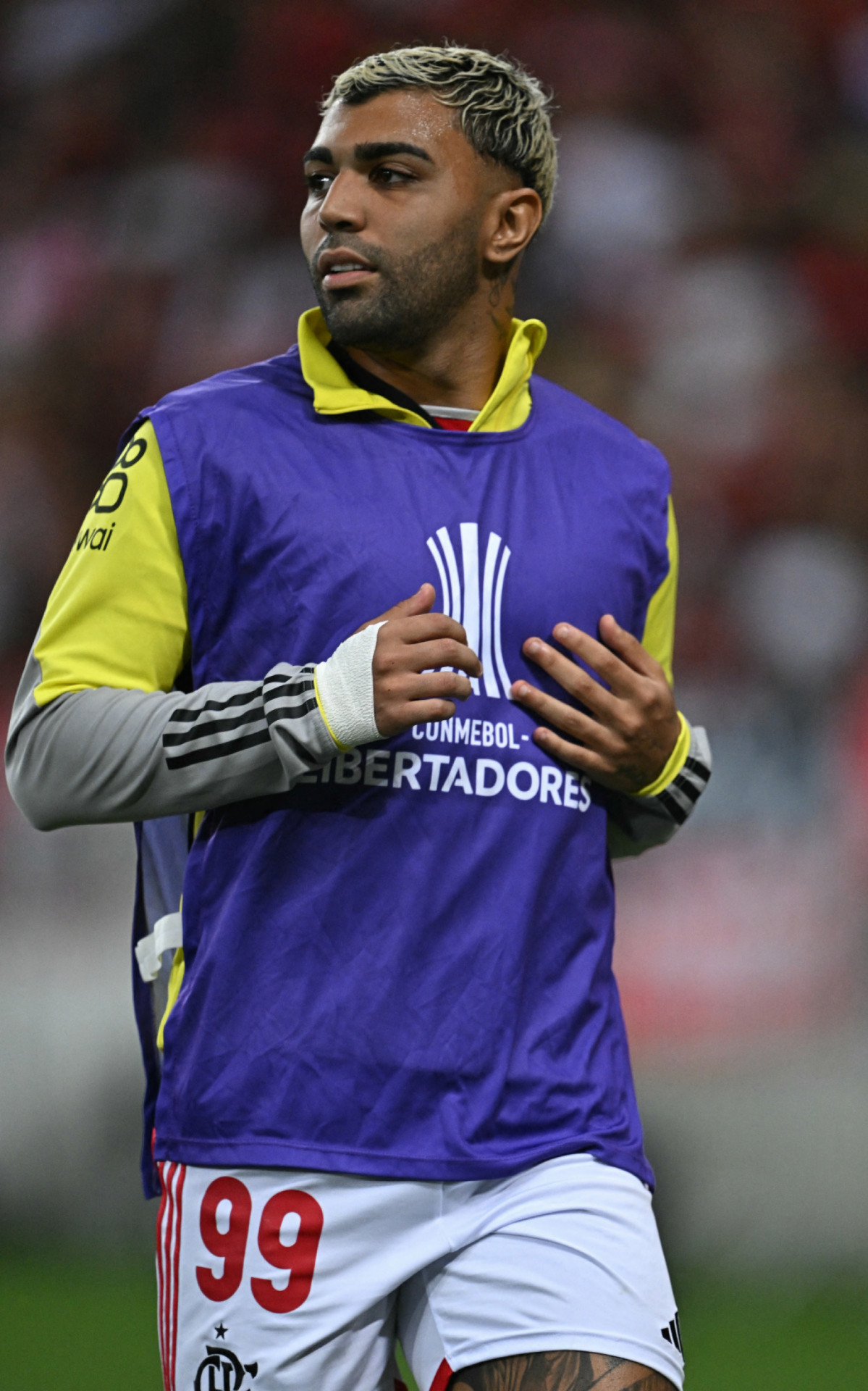 Por causa da foto tirada com a camisa do Corinthians, além de outros problemas, a diretoria do Flamengo retirou a camisa 10 de Gabigol, que passou a usar a 99