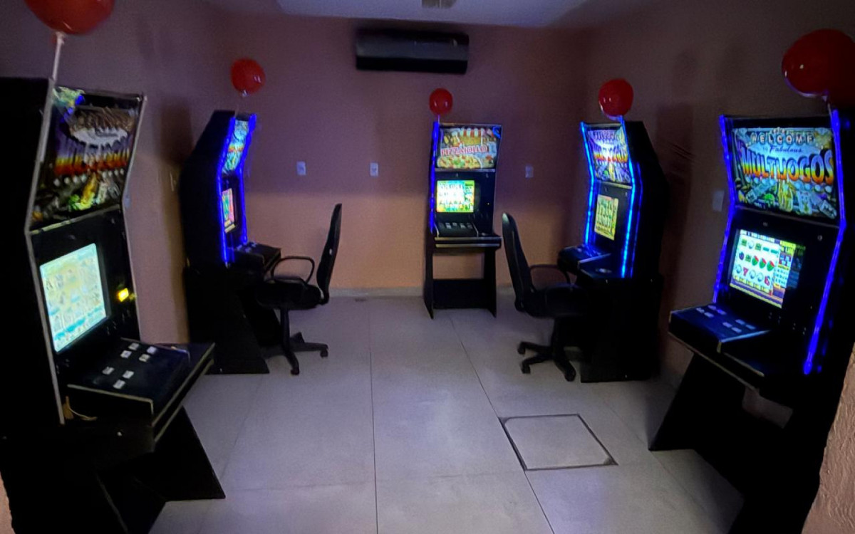 PMs apreenderam 13 máquinas caça-níquel em bingo clandestino