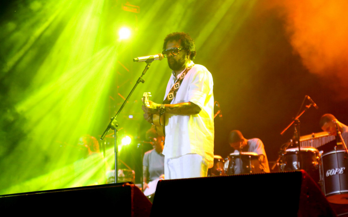 Xande de Pilares leva turnê \'Xande Canta Caetano\' para a Arena Jockey, na Zona Sul