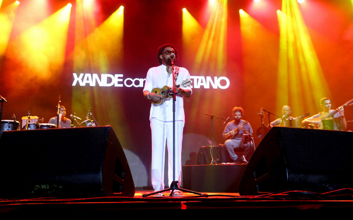 Xande de Pilares leva turnê \'Xande Canta Caetano\' para a Arena Jockey, na Zona Sul