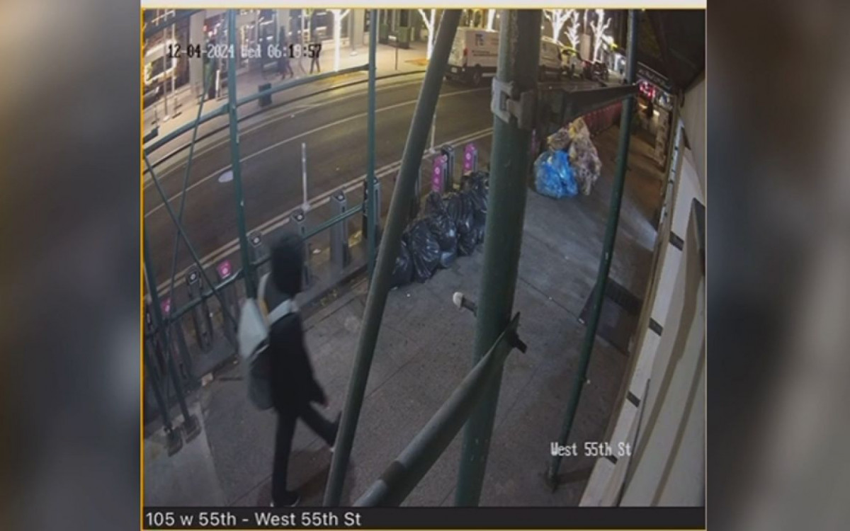 Imagem mostra suspeito do assassinato do CEO da UnitedHealthcare em NY, na W 55th St, antes do crime em 4/12
