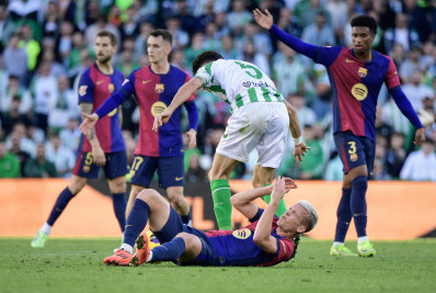No reencontro com Vitor Roque, Barcelona sofre gol no fim e empata com o Betis