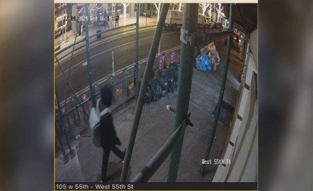 Imagem mostra suspeito do assassinato do CEO da UnitedHealthcare em NY, na W 55th St, antes do crime em 4/12 - Reprodu&ccedil;&atilde;o / CNN