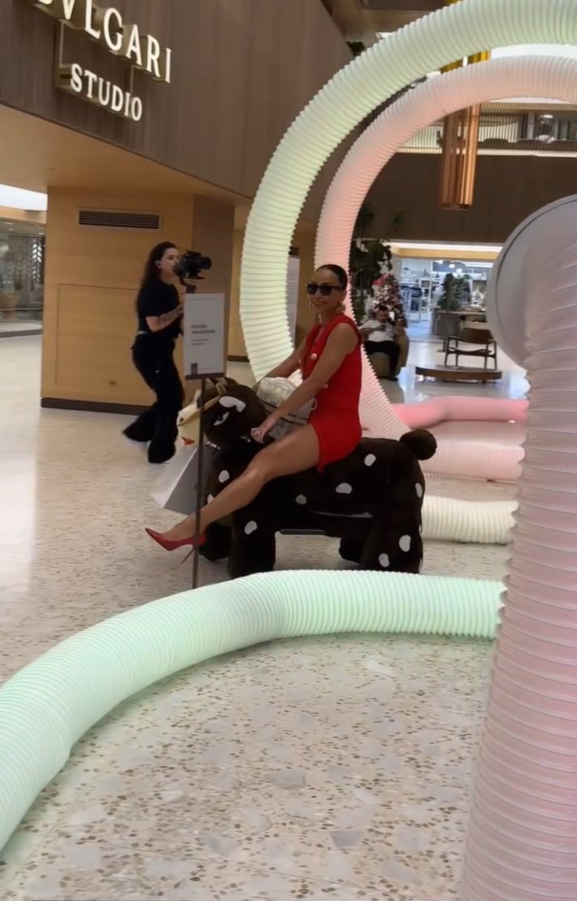 Sabrina Sato se diverte com passeio em carrinho de pelúcia em shopping de SP - Reprodução / Instagram