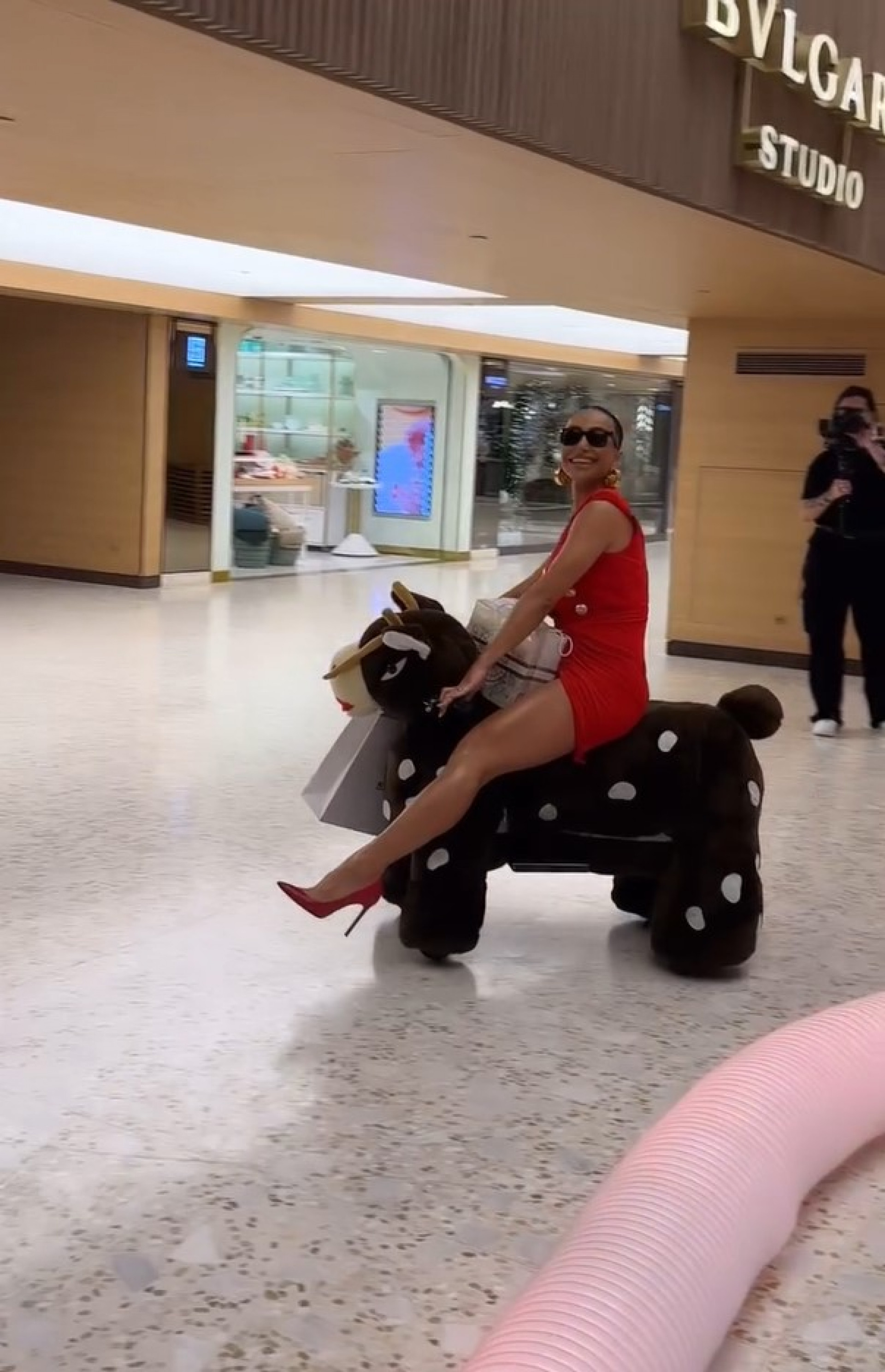 Sabrina Sato se diverte com passeio em carrinho de pelúcia em shopping de SP - Reprodução / Instagram