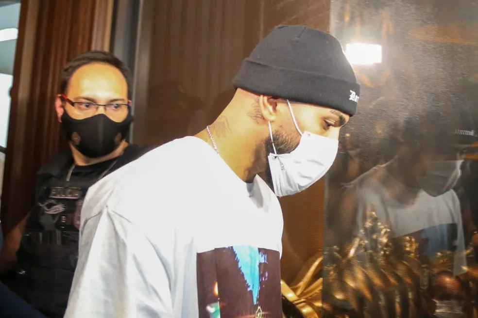 No meio da pandemia, em março de 2021, Gabigol foi flagrado pela Polícia Civil de São Paulo em um cassino clandestino, na Vila Olímpia, na capital paulista. Ele estava escondido embaixo de uma mesa. Depois, ele alegou que saiu para jantar com amigos, mas pediu desculpas e disse que errou