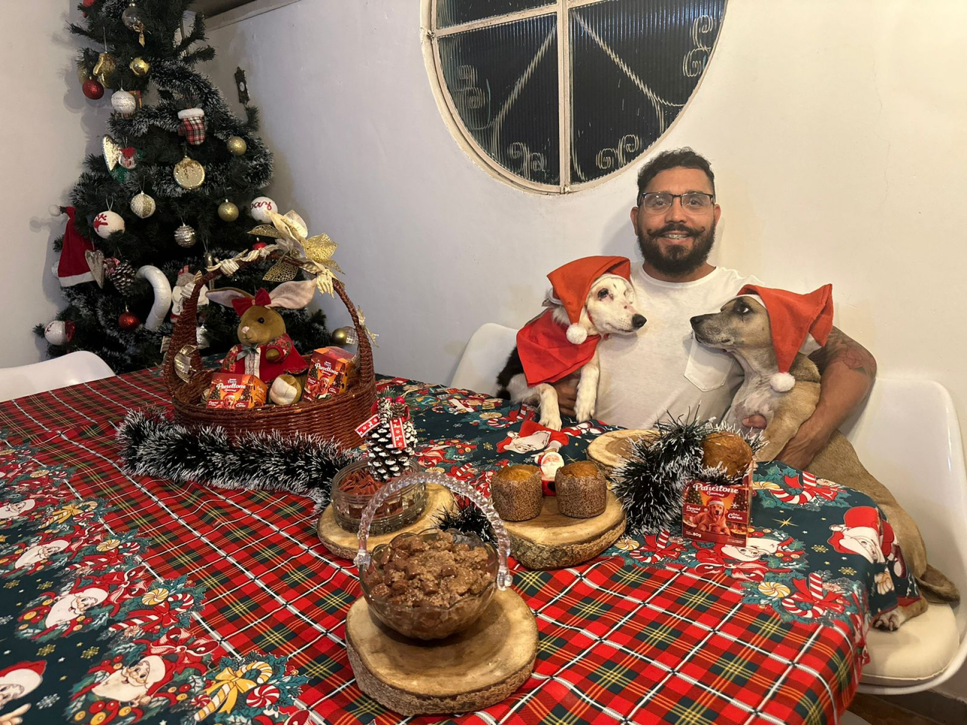 Pablo e a ceia de natal dos pets Chico e Guria - Divulcação