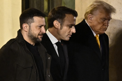 Zelensky afirma buscar 'paz justa e duradoura' após encontro com Trump em Paris