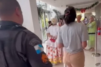 Mulher é autuada por racismo e intolerância religiosa após ofender participantes de evento na Barra