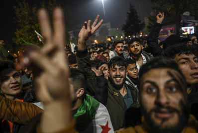 Sírios deslocados pela guerra festejam queda de Al Assad: 'Finalmente posso voltar'