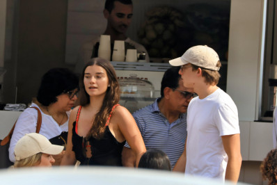 Joaquim Huck aproveita dia de sol com a namorada em São Conrado