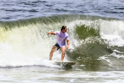 Romulo Arantes Neto e Mari Saad aproveitam domingo ensolarado em praia do Rio
