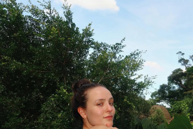 Larissa Manoela posa de biquíni na Tailândia e deixa tatuagem à mostra