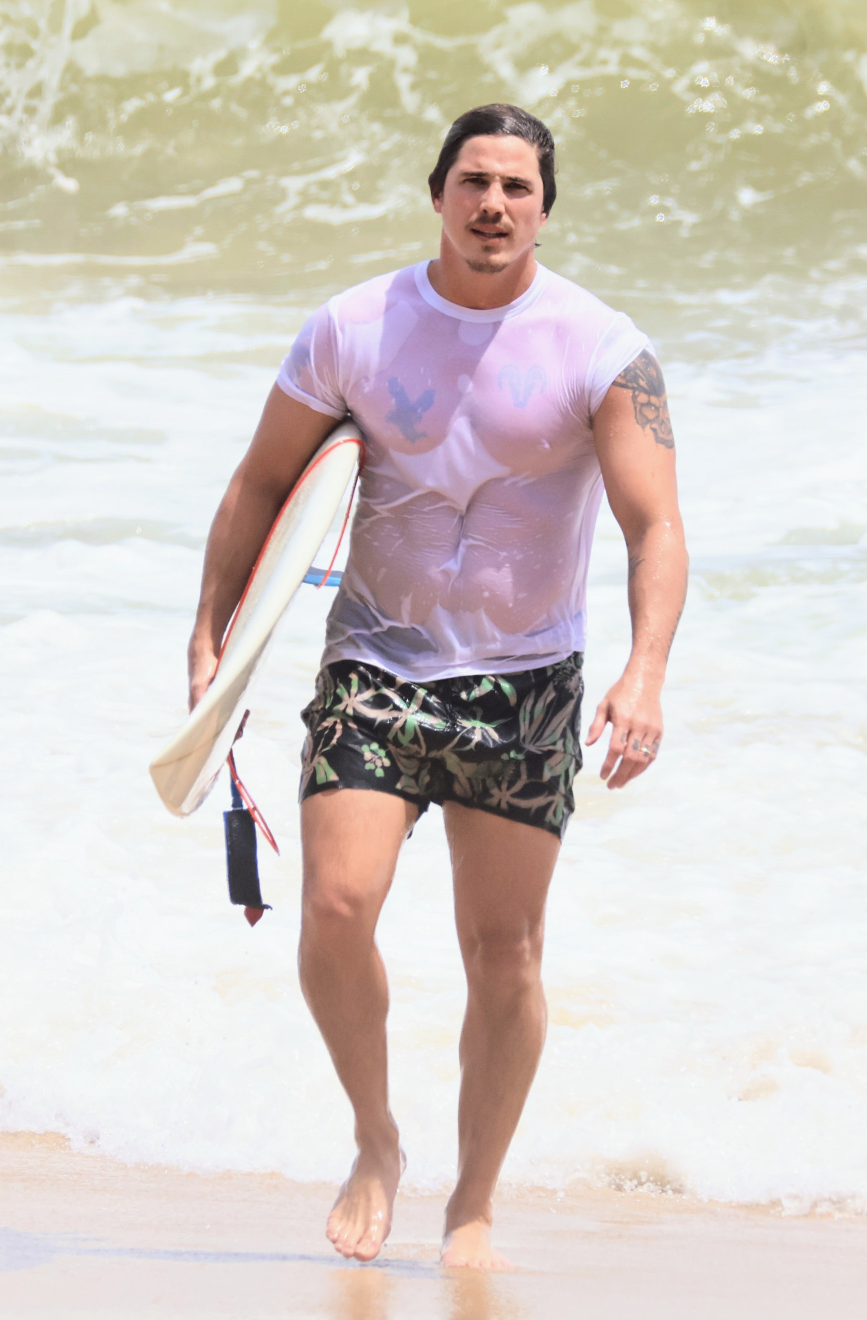 Romulo Arantes Neto aproveita domingo ensolarado para surfar - Dan Delmiro / AgNews