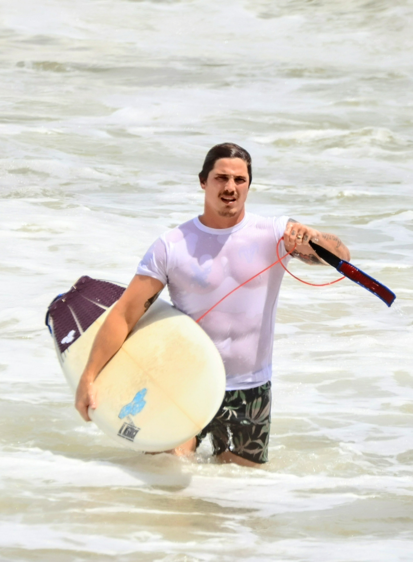 Romulo Arantes Neto aproveita domingo ensolarado para surfar - Dan Delmiro / AgNews