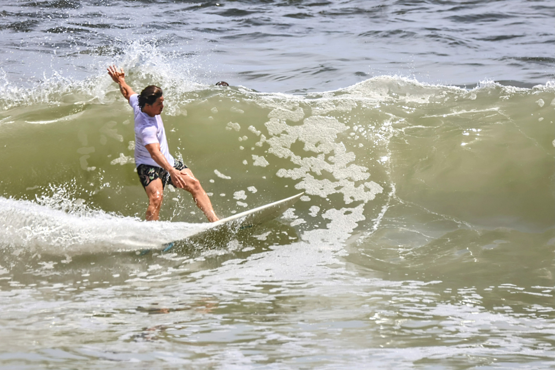 Romulo Arantes Neto aproveita domingo ensolarado para surfar - Dan Delmiro / AgNews