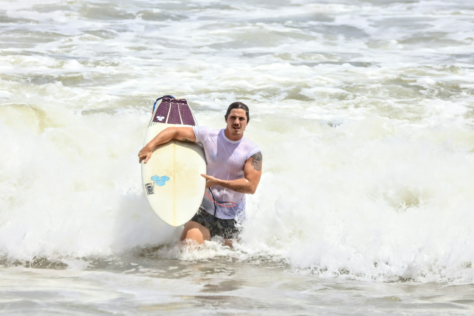 Romulo Arantes Neto aproveita domingo ensolarado para surfar - Dan Delmiro / AgNews