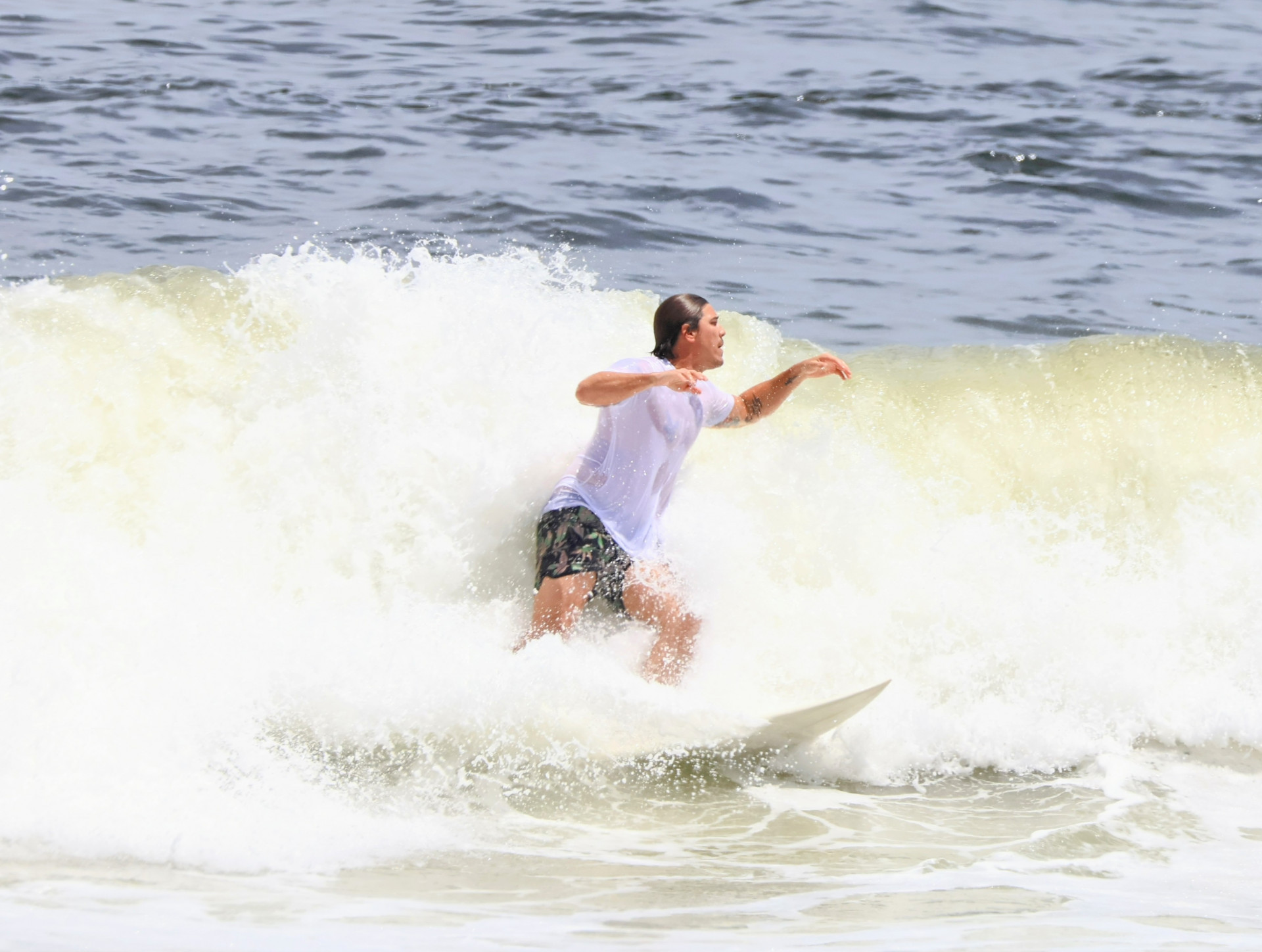 Romulo Arantes Neto aproveita domingo ensolarado para surfar - Dan Delmiro / AgNews