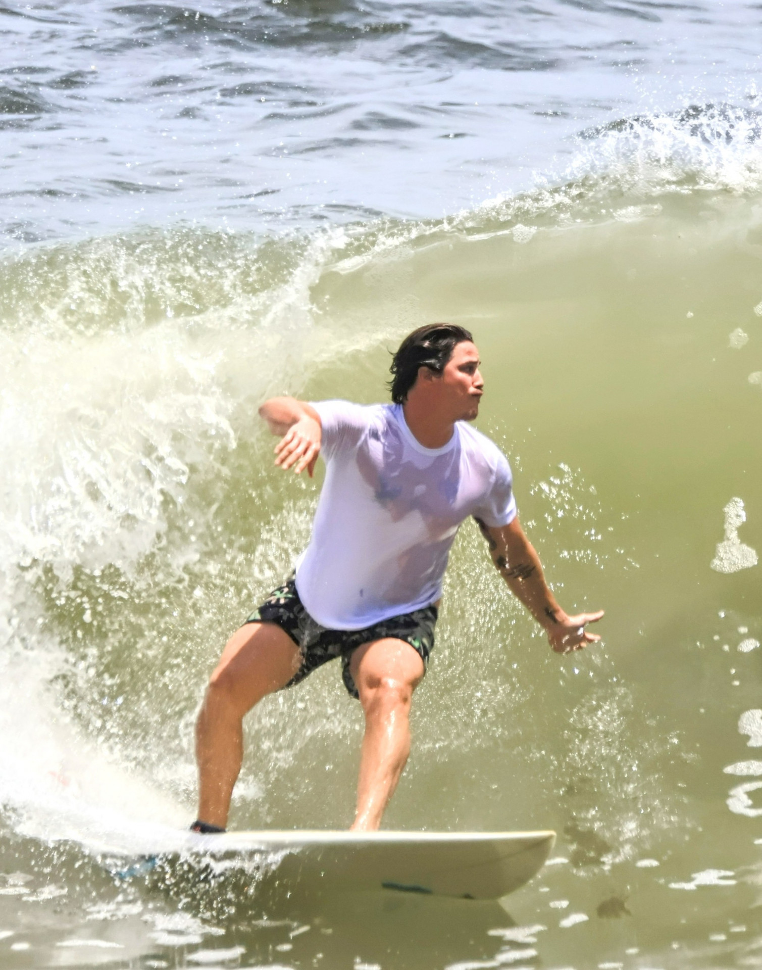 Romulo Arantes Neto aproveita domingo ensolarado para surfar - Dan Delmiro / AgNews